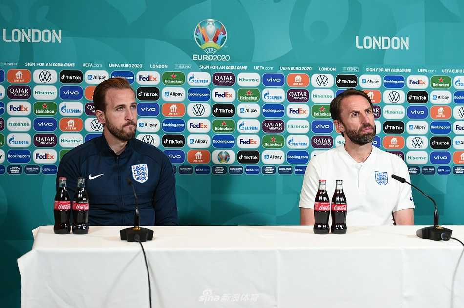 发布会台下挤满了各路媒体记者，镜头齐刷刷对准台上主角，记录下三狮军团出征前的历史时刻