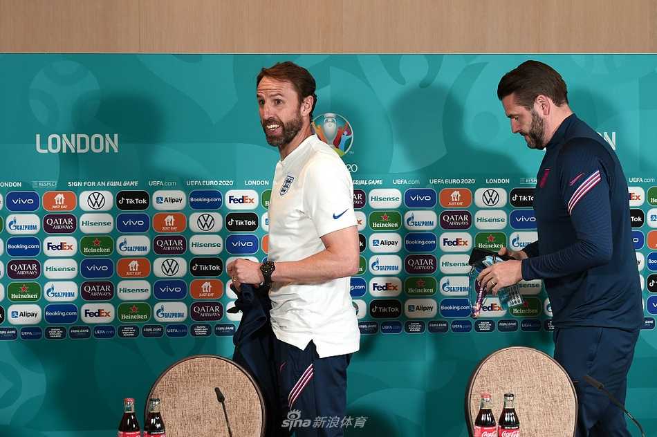 队长凯恩在发布会上面带微笑耐心倾听，眼神中流露出对决赛舞台的无限向往与坚定自信