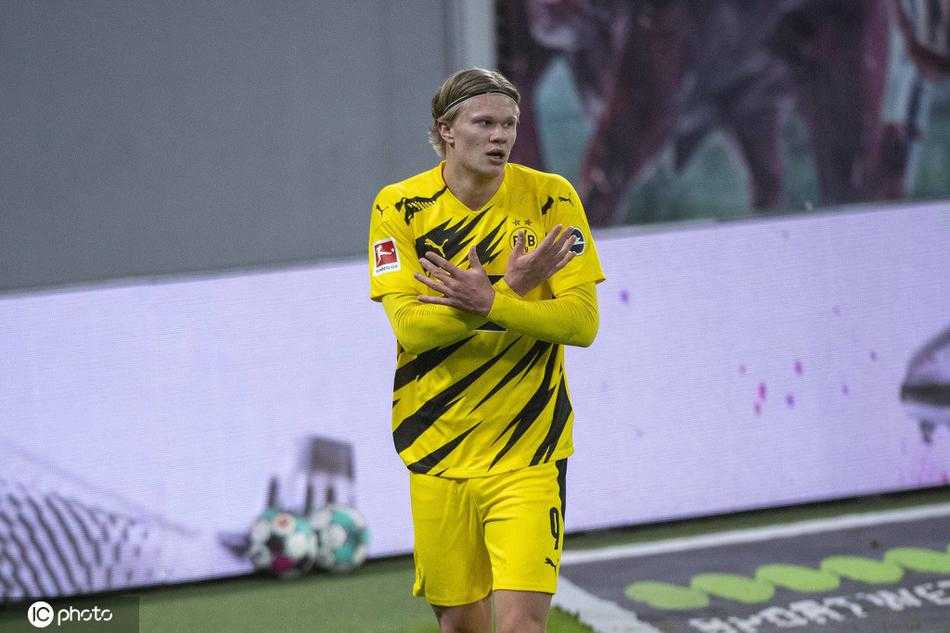 队友们纷纷上前拥抱哈兰德，共同庆祝这个意义非凡的进球，他们的眼神中充满了对队友的关切和对胜利的渴望。