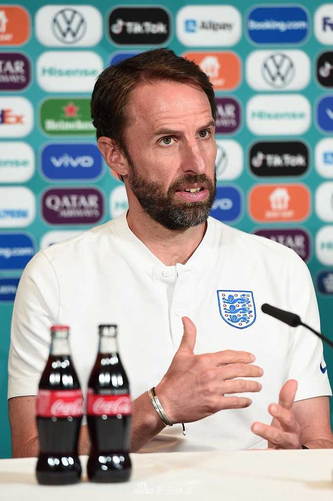 凯恩独自面对镜头侃侃而谈，举手投足间尽显领袖气质，此刻他承载着整个英格兰的进球希望