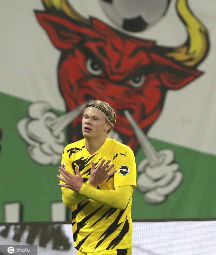 哈兰德在进球后双臂交叉于胸前，神情专注而庄重，他正在用维特塞尔的经典手势向场下受伤的队友传递着无声的支持与鼓励。