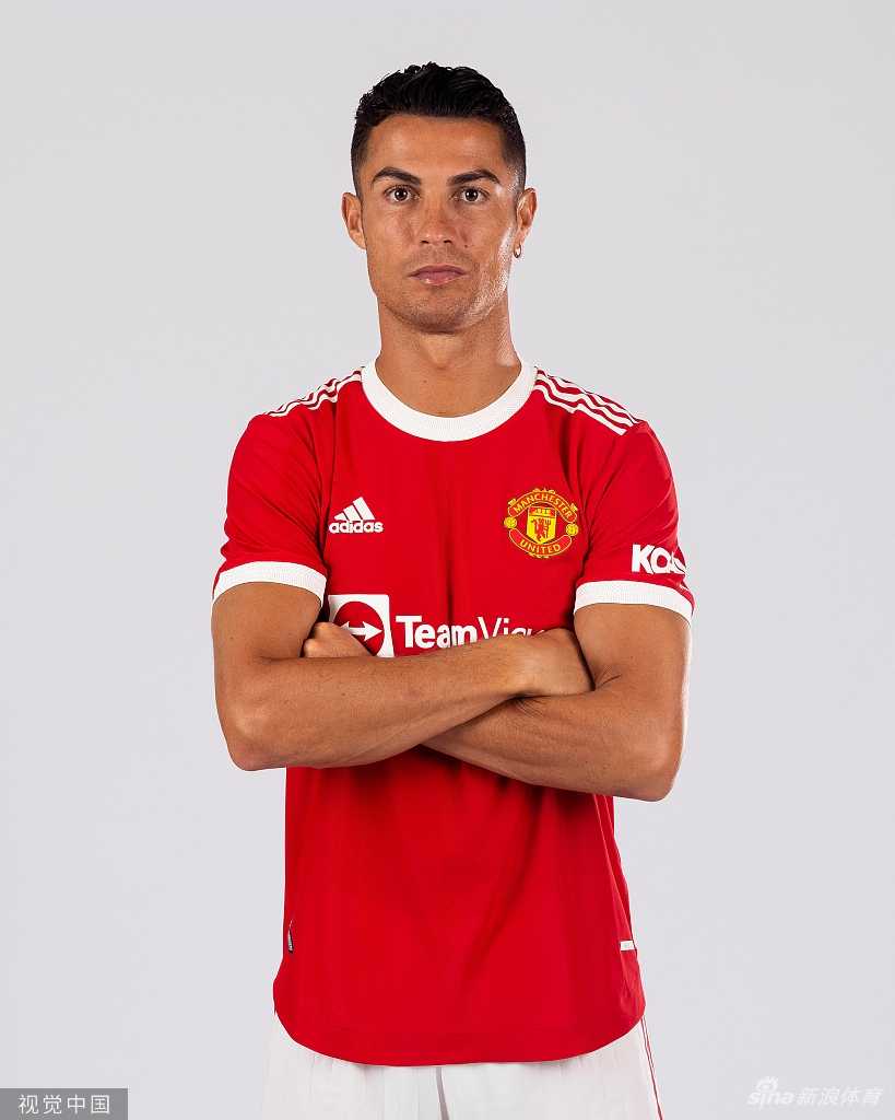 在柔和的聚光灯下，C罗垂首凝视手中的曼联球衣，那标志性的专注眼神仿佛在与过去的自己对话，崭新的球衣上虽无号码，却承载着一段即将续写的传奇。