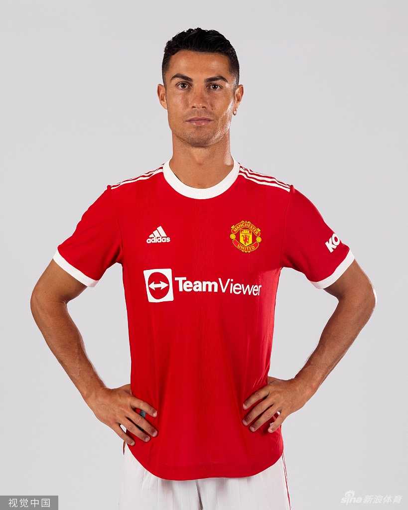 C罗在镜头前展露自信的微笑，他抬起手臂指向远方，仿佛在指引着曼联重返荣耀的方向。尽管球衣号码尚未确定，但那份睥睨天下的王者之气已穿透画面。