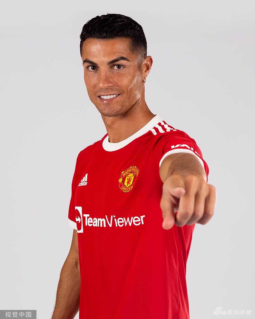 C罗深情地将曼联球衣紧紧抱在怀中，闭上双眼，神情近乎虔诚。这个拥抱仿佛跨越了十二年的漫长岁月，将初登梦剧场那个单车少年与如今满载荣誉的传奇紧紧连接。