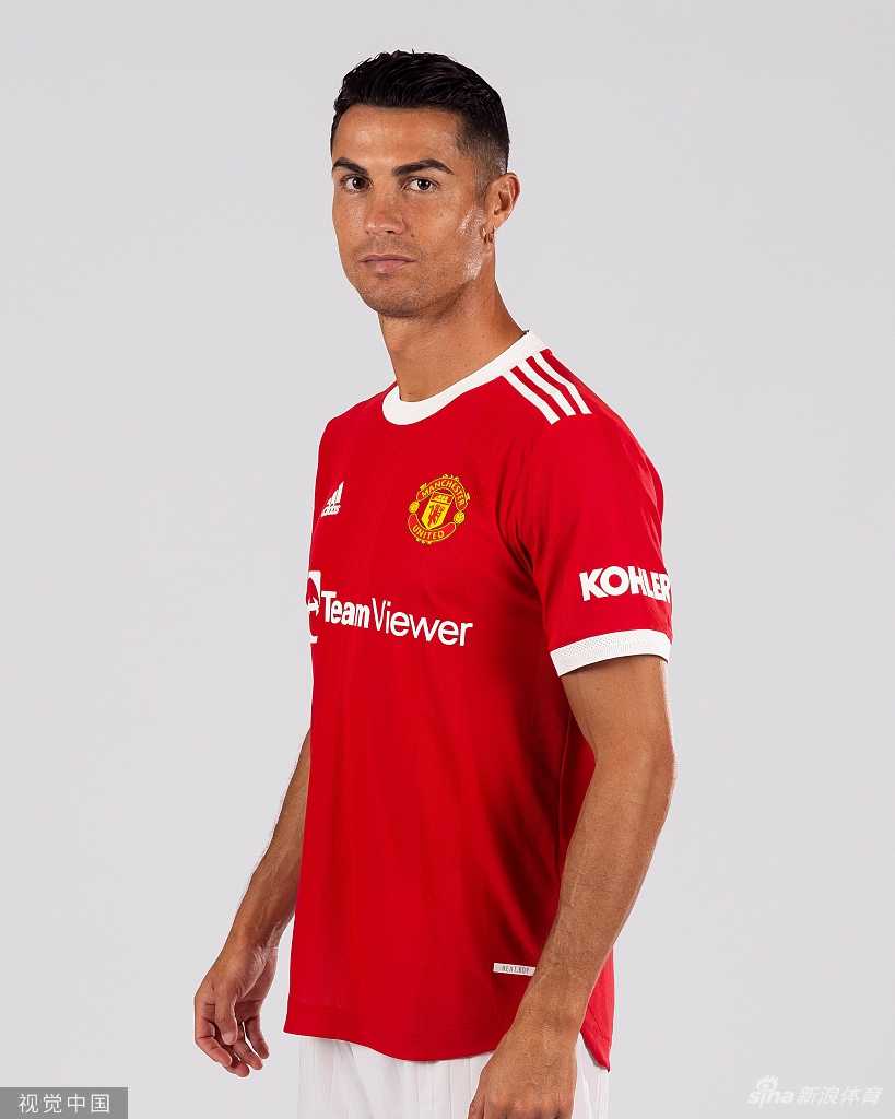 最后一张照片中，C罗低头调整着球衣的袖口，神情专注而认真。这个简单的动作充满了仪式感，仿佛在告诉世界：他已经准备好了，无论背后是几号，他都将为曼联倾尽所有。