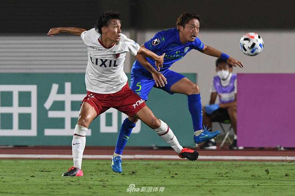 进球功臣在队友和全场球迷的注视下，握拳怒吼，他的身后是神情落寞的鹿岛鹿角球员，形成鲜明对比。