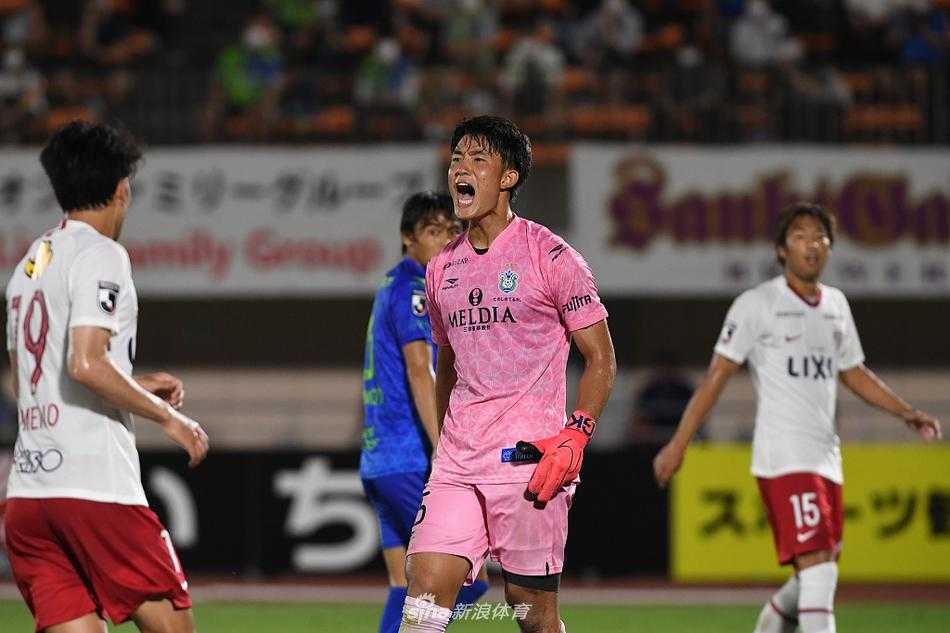 湘南海洋球员在细雨中激情滑跪，与队友们紧紧相拥，庆祝这来之不易的宝贵进球。