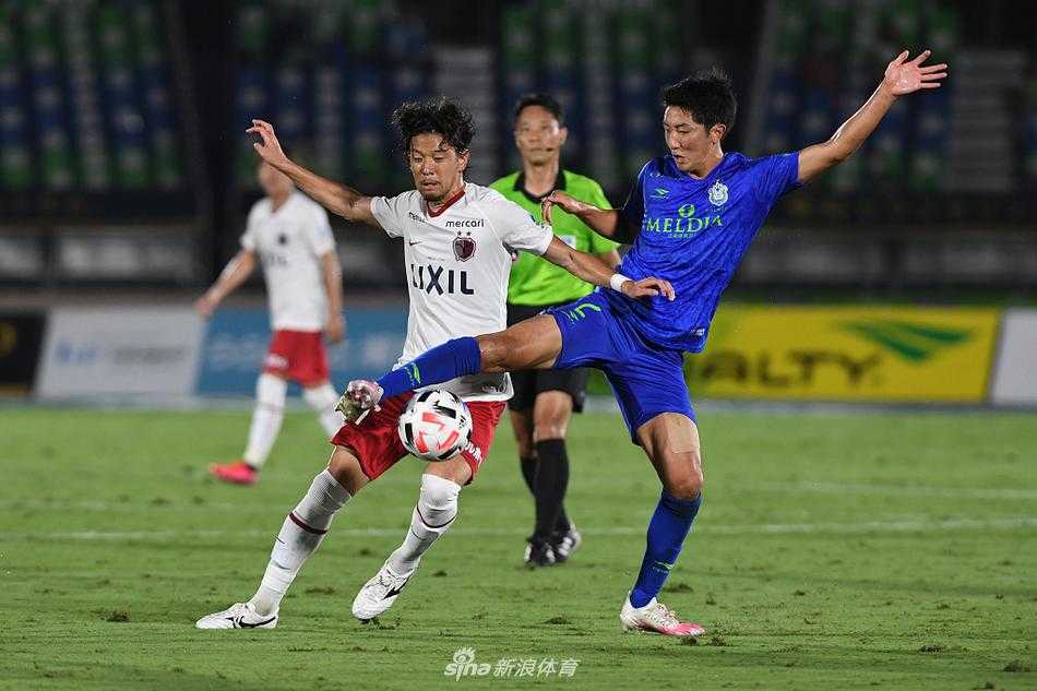 湘南海洋的球员们并肩站在雨中的球场中央，眼神坚定地望向远方，共同筑起了一道坚不可摧的防线。