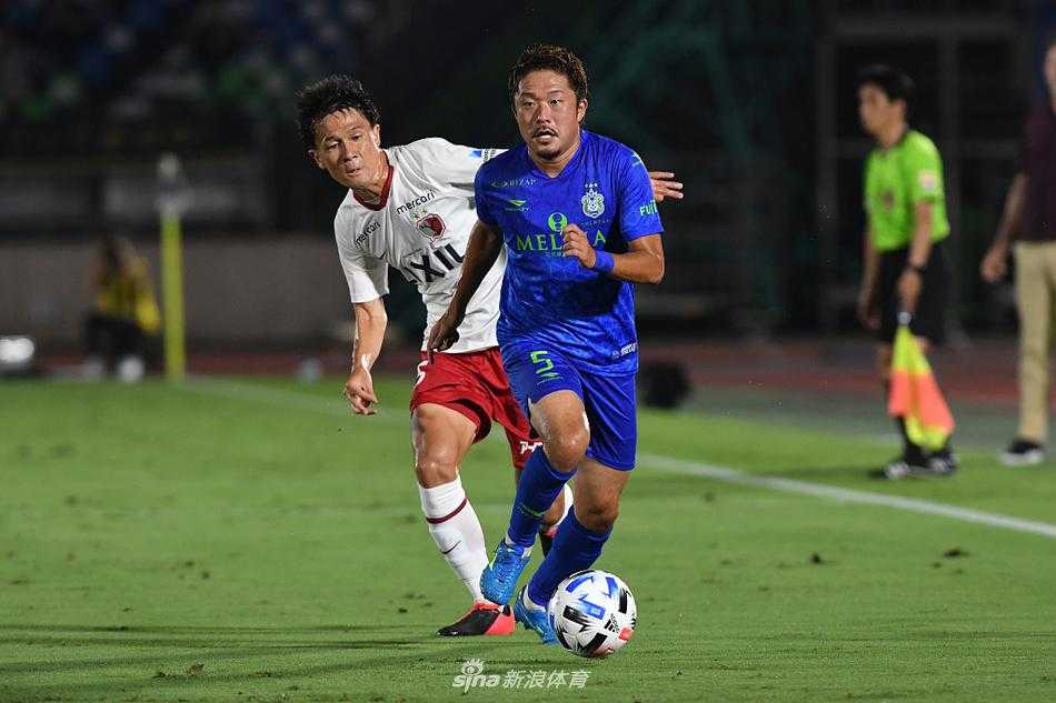 终场哨响，湘南海洋的教练组成员激动地冲入场内，与球员们一同庆祝这场在雨中拼来的、意义非凡的胜利。