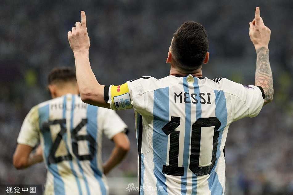 梅西在边路施展魔幻脚步，轻巧灵动地摆脱了克罗地亚后卫格瓦迪奥尔的贴身防守。