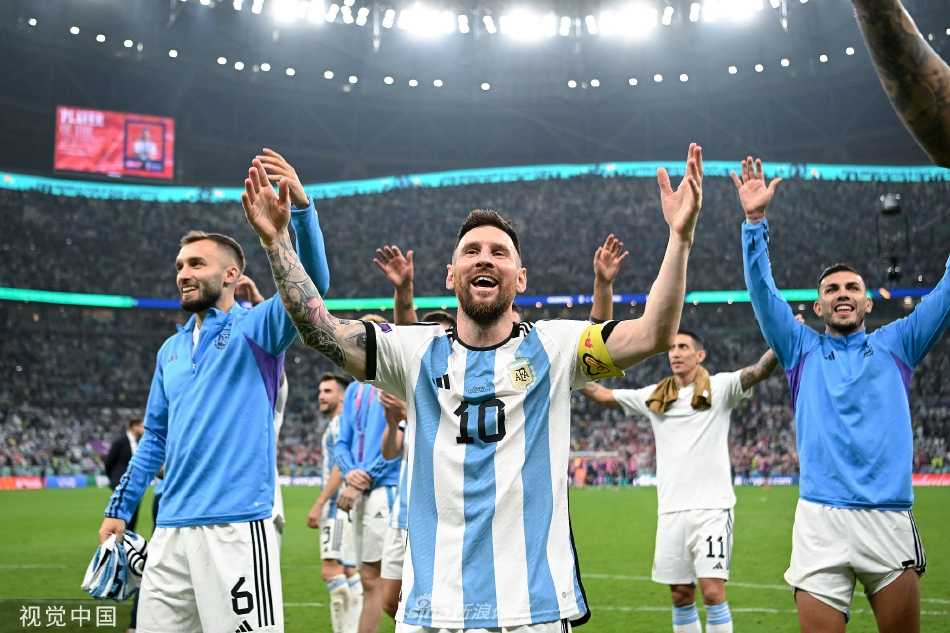 胡利安·阿尔瓦雷斯打入第二球后张开双臂激情奔跑庆祝，身后是望球兴叹的克罗地亚门将和沮丧的后卫。