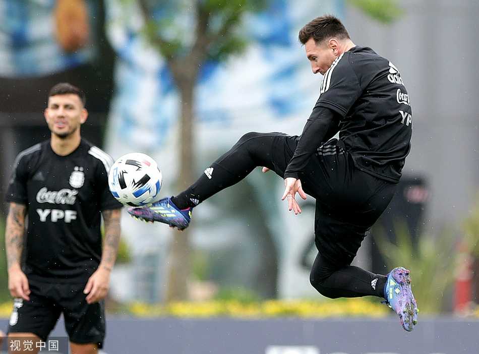 梅西在训练中全神贯注，他面带微笑，脚下的皮球仿佛被施了魔法般听话，轻松写意地展示着让全世界后卫都胆寒的细腻技术。