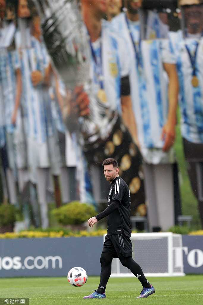 门将“大马丁”埃米利亚诺·马丁内斯在训练中飞身扑救，他那如同八爪鱼般的舒展动作和坚毅的表情，是阿根廷防线最稳固的保障。