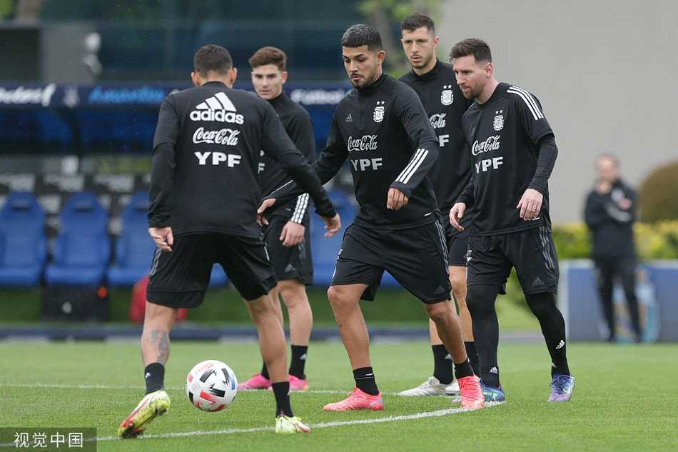 主帅斯卡洛尼在场边亲自上阵指导，他的手势坚定而有力，向弟子们面授机宜，力求将美洲杯冠军的战术体系打磨得更加完美无瑕。