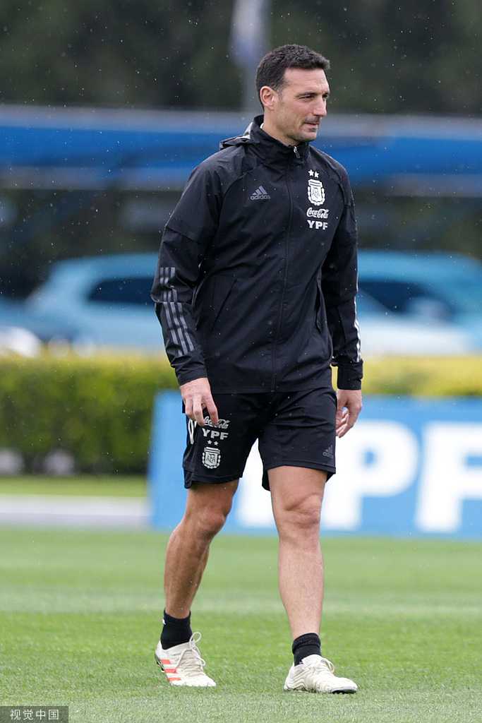 梅西在训练结束后独自拉伸，汗水浸湿了他的球衣，夕阳洒在他身上，这一刻的宁静仿佛预示着这位球王即将在接下来的比赛中掀起新的风暴。