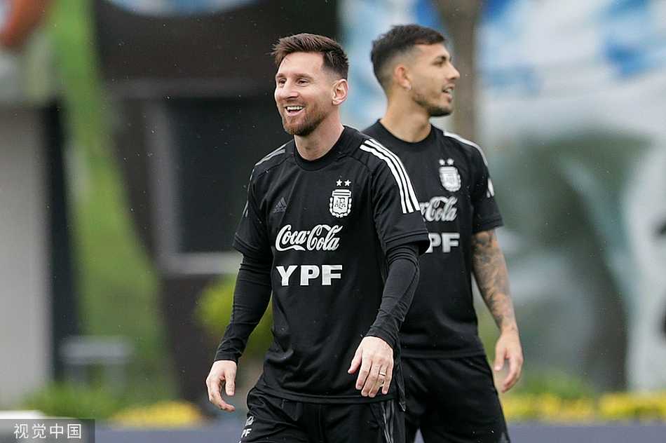 在一次高强度的分组对抗中，梅西面对多人包夹防守依然从容不迫，他观察着队友的跑位，随时准备送出撕裂防线的致命直塞。