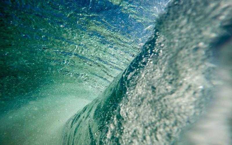 阿根廷球星迪马利亚在训练中面露微笑，轻松的氛围显示出球队良好的备战心态。