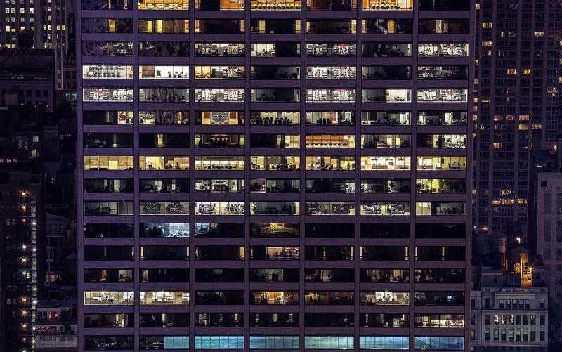 门将马丁内斯侧身飞扑，指尖几乎触碰到皮球，画面定格在训练赛中一次精彩的扑救瞬间。