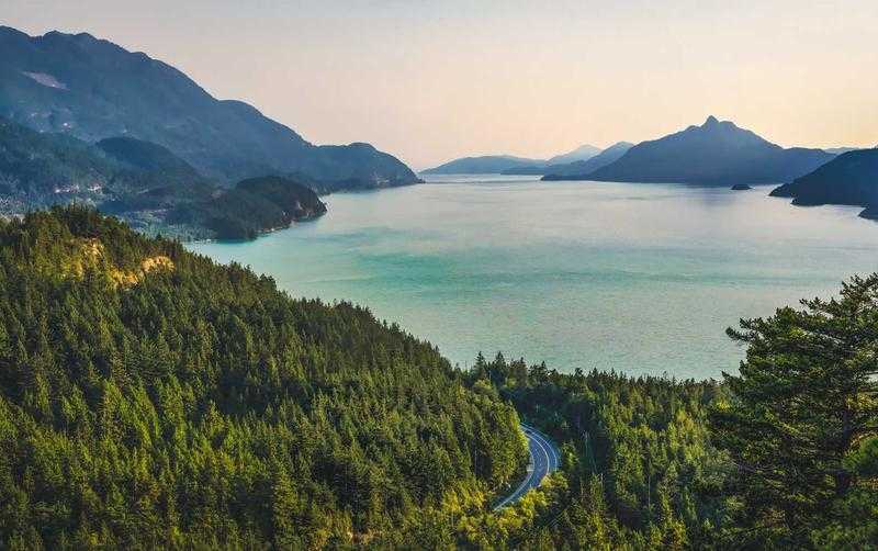 队长梅西在训练中低头沉思，仿佛在脑海中预演着比赛中可能出现的各种进攻路线。