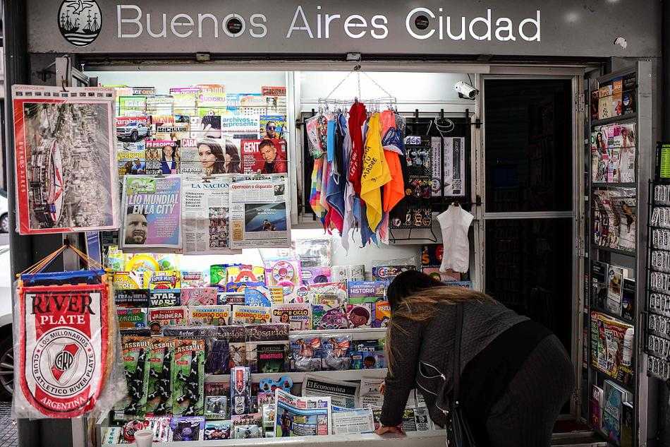 在另一份报纸的头版上，梅西与巴萨新帅科曼的照片被并列放在一起，标题充满火药味地写道“决裂：科曼剥夺梅西特权”，这张图片生动地捕捉了两人之间紧张的师徒关系，以及巴萨内部动荡不安的现状。