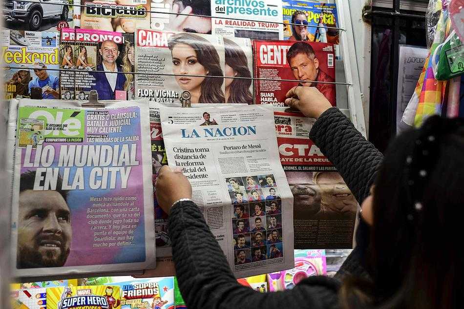 黄昏时分，一名报童抱着一摞厚厚的晚报奔跑在布宜诺斯艾利斯的街道上，报纸头版是梅西向巴萨说再见的合成图，夕阳的余晖将他的身影拉得很长，仿佛象征着梅西二十载红蓝生涯即将走到尽头，充满了史诗般的悲壮感。