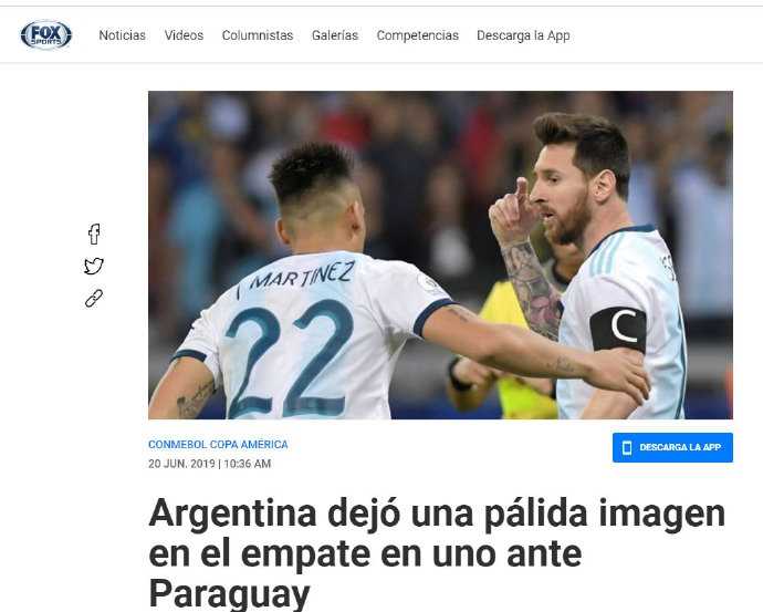 阿根廷球员赛后神情落寞地坐在草地上，汗水与无奈交织