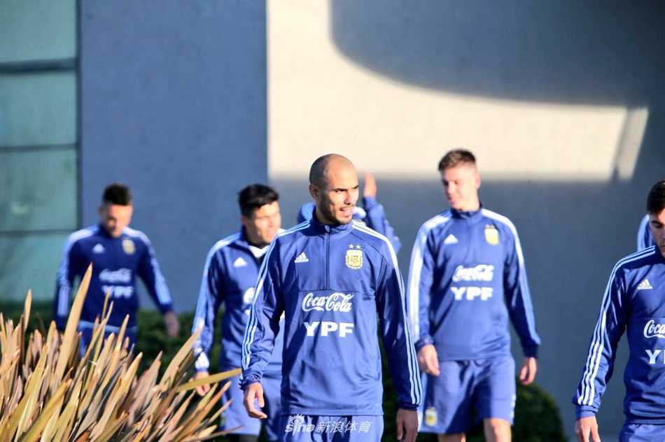 一天的苦练结束，梅西略显疲惫地坐在草地上整理球袜，但目光依然坚定，眺望着远方，仿佛已望向即将到来的决战。