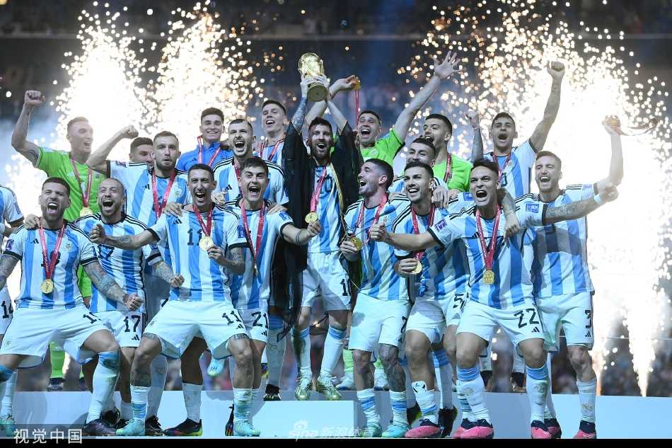 姆巴佩劲射破门瞬间，身影如出鞘利剑，背景中阿根廷门将奋力扑救却难以触及。