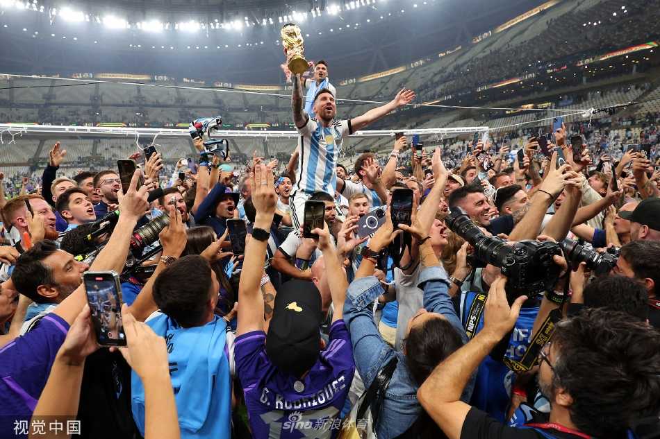 点球大战中马丁内斯奋力侧扑，身体完全舒展，成功化解法国队关键射门。