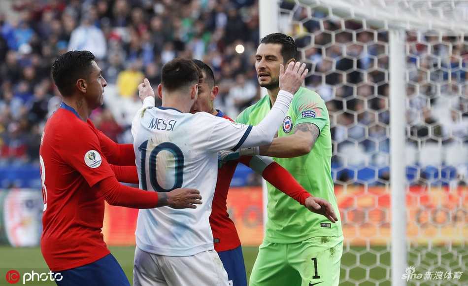 阿圭罗攻破智利球门后忘情滑跪，双臂伸展如雄鹰展翅，脸上洋溢着宣泄般的笑容，身后是沮丧倒地的智利门将