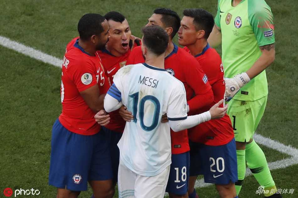 比达尔主罚点球一蹴而就，他挥拳怒吼庆祝，面部肌肉因发力而紧绷，仿佛要将所有的不甘与压力在这一刻全部释放