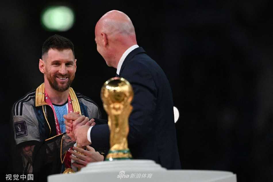 梅西加时赛破门后怒吼庆祝，振臂奔跑，身后法国球员神情沮丧，背景是沸腾的阿根廷球迷看台。