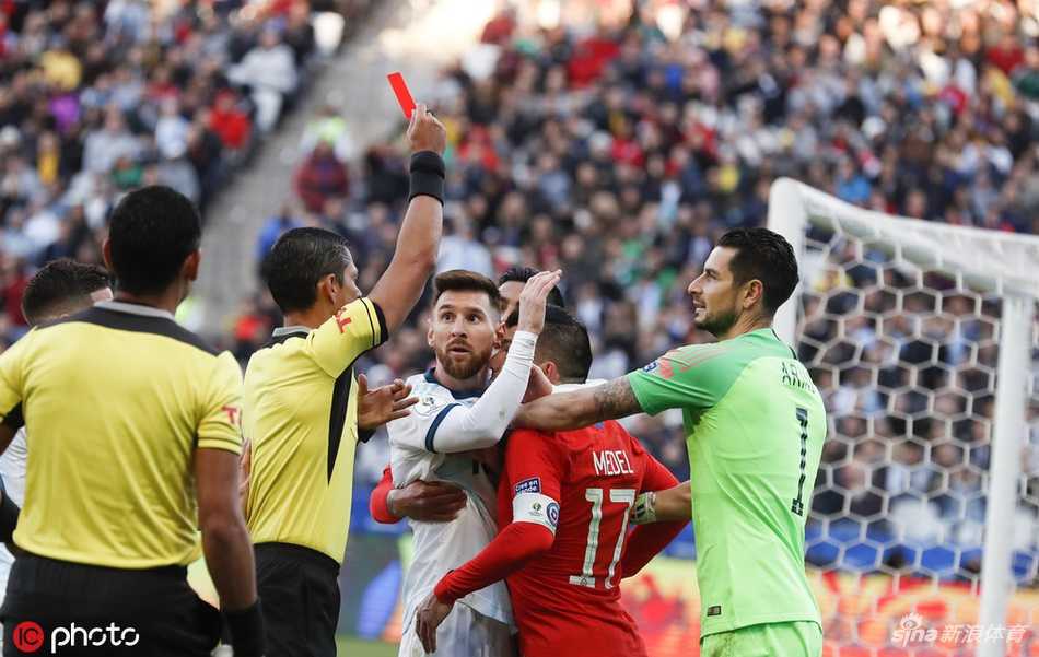 梅西低头沉默地坐在更衣室长椅上，身上仍穿着湿透的球衣，身旁的柜子上挂着那枚他未曾佩戴的季军铜牌，背影写满失落