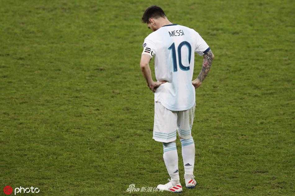 梅西在巴西后卫的围堵下依然带球疾进，蓝色的身影在黄色人潮中显得孤独而倔强，他眼中只有前方的球门。