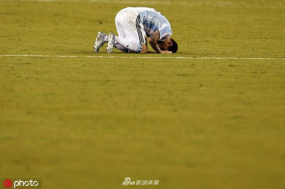 比赛中，梅西在中场摆脱防守送出一记精妙的直塞，皮球划出美妙弧线穿透巴西防线，这一瞬间的传球大师风范凝固在画面中。