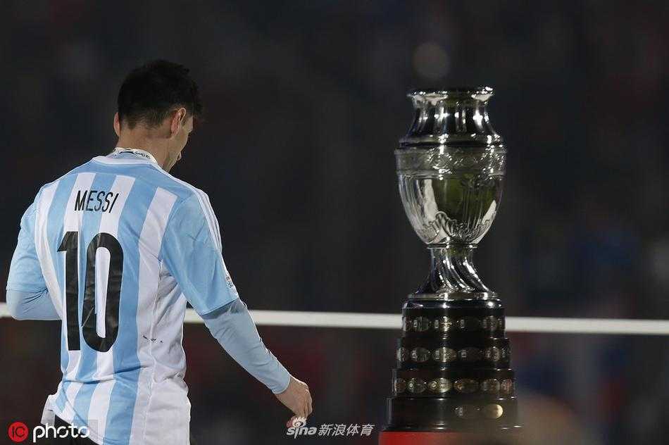 赛后，梅西与巴西队核心阿尔维斯握手并交换球衣，两位老将赤裸上身相视一笑，尽显英雄相惜与对足球最纯粹的敬意。