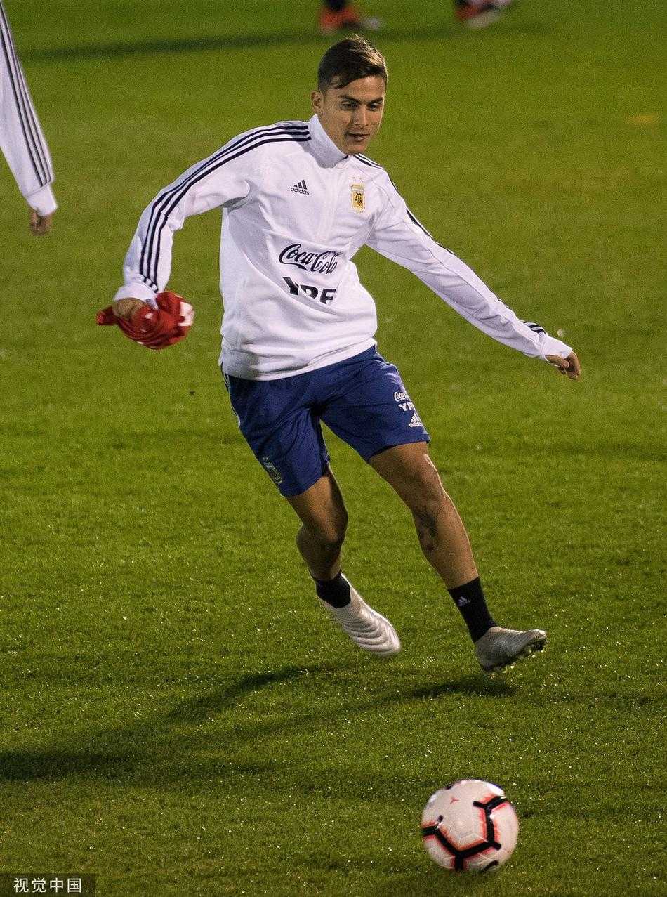 镜头特写捕捉到迪马利亚在训练中神情专注地带球突破，他轻盈的步点与娴熟的盘带技术，仿佛将训练场变成了自由起舞的舞台。