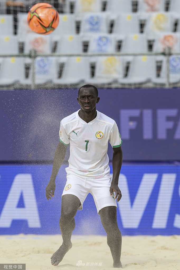 比赛结束的瞬间，阿曼队球员们激动地拥抱在一起，他们在沙滩上围成一圈庆祝这场来之不易的胜利，脸上的笑容与汗水，在莫斯科的灯光下格外耀眼。