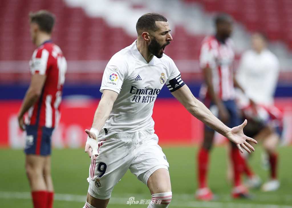 奥布拉克腾空而起，指尖几乎触碰到皮球，用一次世界级的扑救拒绝了本泽马近在咫尺的射门