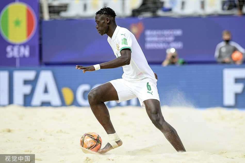 阿曼队主教练希拉尔·塔利布在场边激动地挥舞着手臂，大声呼喊指导场上球员，身后的教练组成员也纷纷起立，紧张地关注着场上瞬息万变的局势。