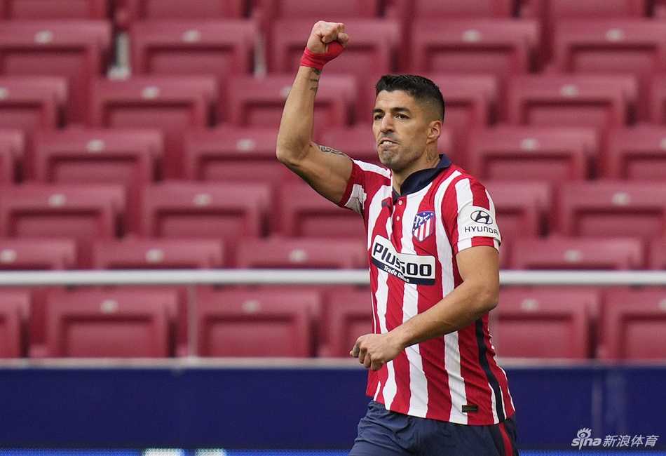 苏亚雷斯张开双臂，在万达大都会球场数万球迷的欢呼声中激情滑跪，草皮上划出两道属于胜利者的痕迹