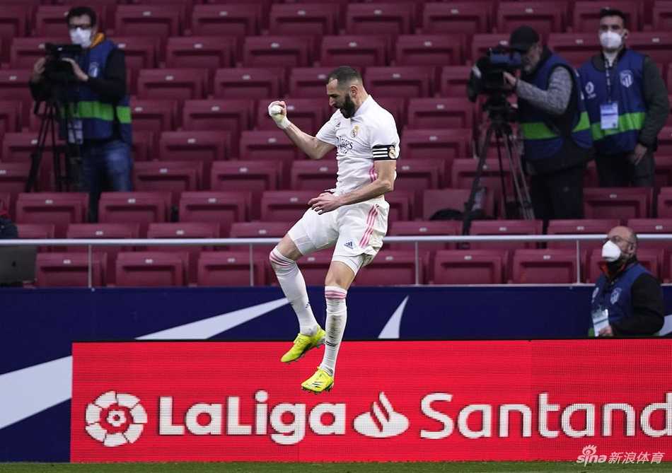 万达大都会球场的璀璨夜空下，马竞与皇马的球员们神情肃穆地步入球场，德比大战一触即发