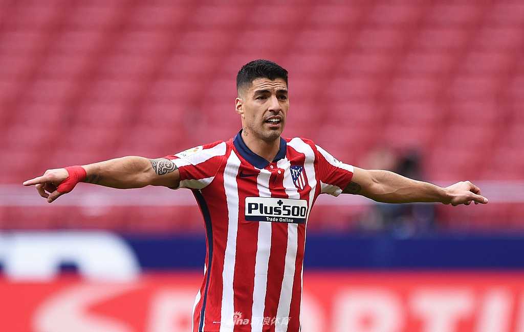 莫德里奇在密集的防守人群中巧妙拉球转身，他那飘逸的金发和灵动的身姿，成为了场上独特的风景线