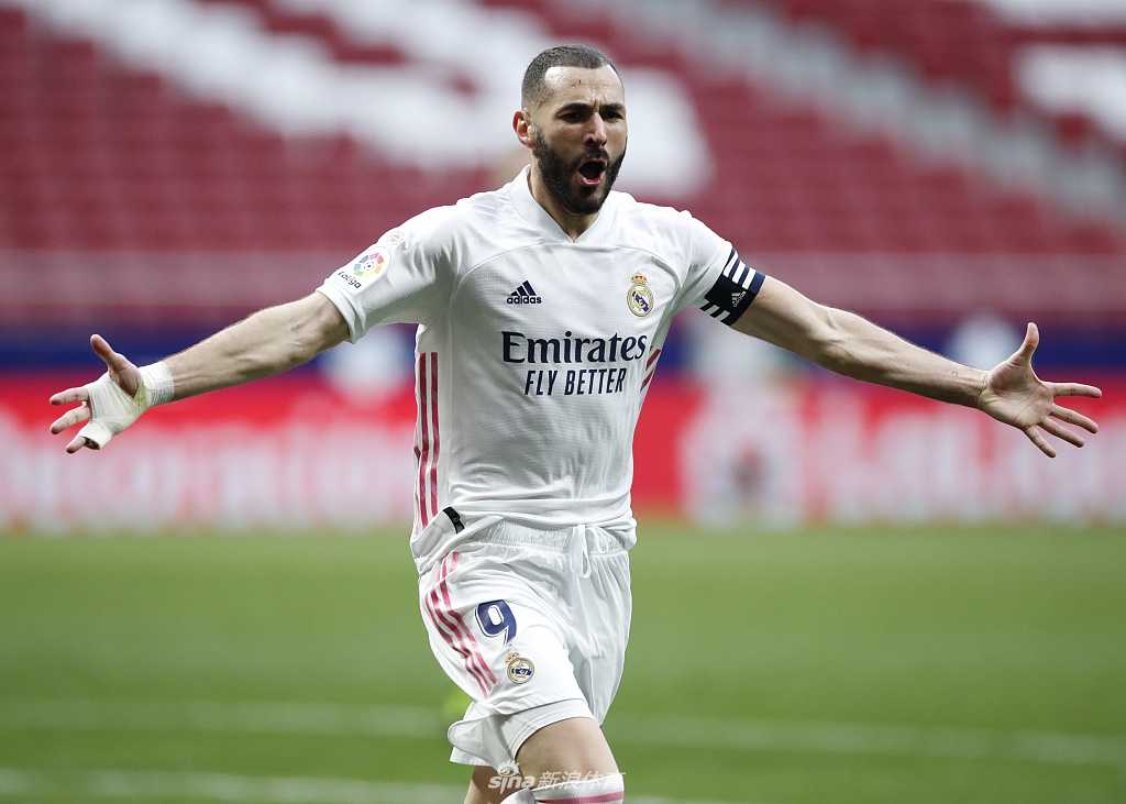 进球后的本泽马张开双臂肆意奔跑，身后的卡塞米罗和巴斯克斯疯狂追赶，这是属于白衣军团的绝平狂欢