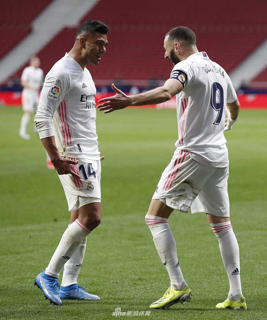 巴斯克斯在与马竞球员特里皮尔的激烈拼抢中倒地，他眼神坚毅，草屑纷飞间诠释着德比战的每一寸争夺