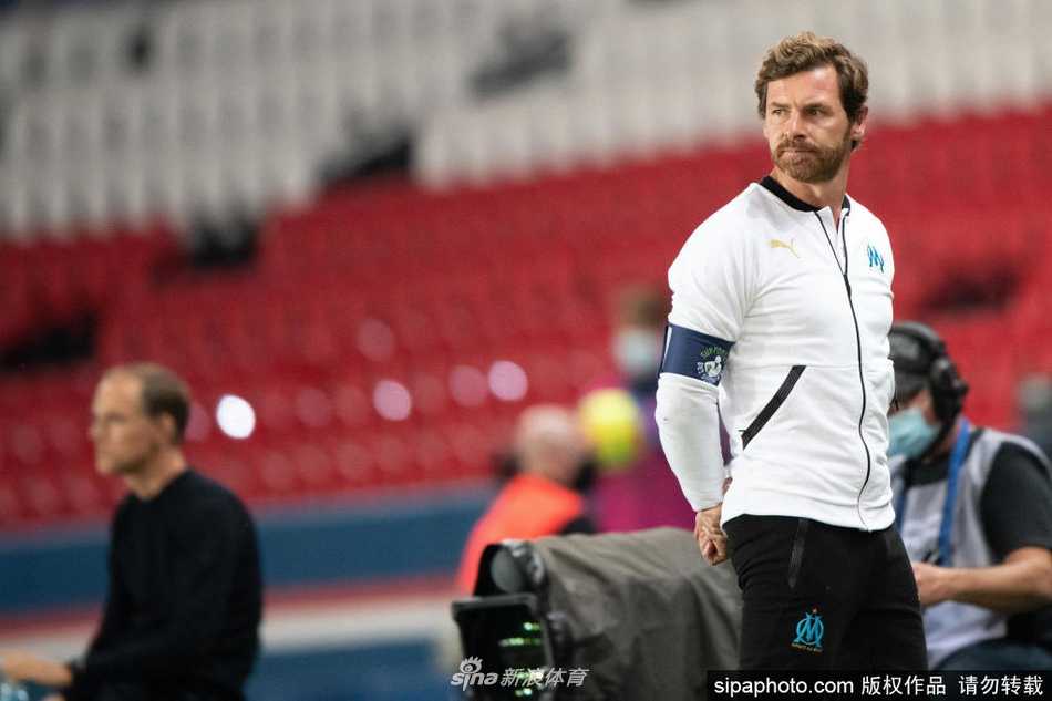 博阿斯在场边情绪激动地指挥比赛，肢体语言充满张力，仿佛在用全身力气向场内球员传达最后的战术指令。