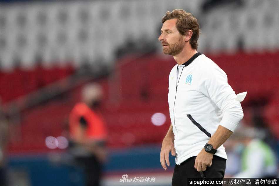 博阿斯在客队教练区低头沉思，身后的看台上是喧嚣的球迷，与他孤独落寞的身影形成鲜明对比。