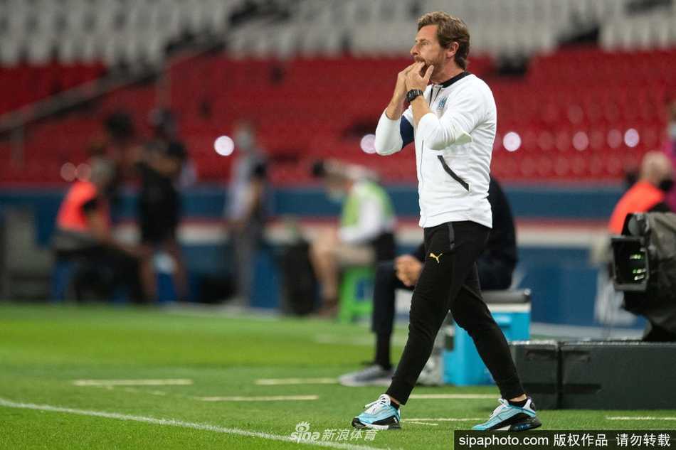 博阿斯赛后独自走向球员通道，一只手轻轻扶额，难掩对比赛结果和场外纷争的疲惫与无奈。