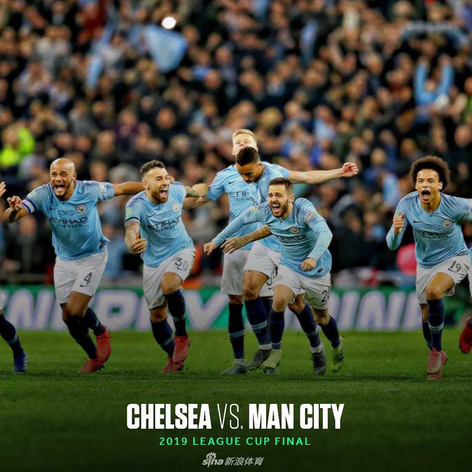 德国球员赫克托罚入制胜点球后狂奔庆祝，队友们疯狂追逐，身后的意大利球员布冯黯然神伤