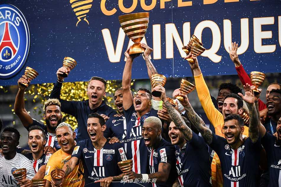 胜利的哨声吹响，巴黎圣日耳曼的球员们瞬间化身为绿色的狂欢海洋，他们紧紧相拥，将主帅高高抛起，所有的压力与疲惫都在这一刻化作了漫天飞舞的彩带和无法抑制的狂喜。